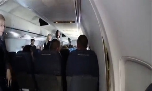 Máy bay chở 190 người hạ cánh khẩn vì nứt thân