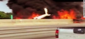Khói lửa bao trùm khi máy bay rơi xuống đường cao tốc.