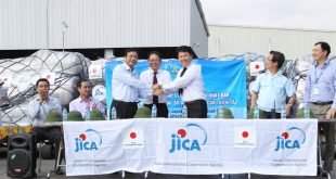 đại diện Ban chỉ đạo Trung ương về Phòng chống thiên tai - Tổng cục Phòng chống thiên tai đã tiếp nhận số hàng từ Chính phủ Nhật Bản.