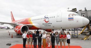 Đại sứ Việt Nam tại Thái Lan, ông Nguyễn Hải Bằng (thứ 5, trái), bà Kobkarn Wattanavrangkul, Bộ trưởng Du lịch-Thể Thao Thái Lan (thứ 6, trái), bà Nguyễn Thị Thuý Bình, Chủ tịch HĐQT Vietjet Thailand (thứ 6, phải) cùng đại diện Vietjet tại Lễ đón nhận tàu bay