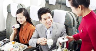 Giá suất ăn trên máy bay sẽ tăng lên mức 75.000 - 100.000 đồng theo đề xuất của Bộ GTVT.