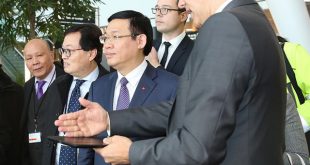 Phó Thủ tướng Vương Đình Huệ làm việc tại sân bay quốc tế Zurich - Thụy Sỹ