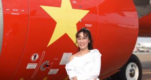 Tổng Giám đốc Vietjet tự hào bên động cơ thế hệ mới nhất GTF của tàu bay A321neo in hình cờ Việt Nam