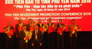 Ông Hoàng Văn Trà, Chủ tịch UBND tỉnh Phú Yên trao giấy chứng nhận đầu tư cho các doanh nghiệp tại Hội nghi xúc tiến đầu tư