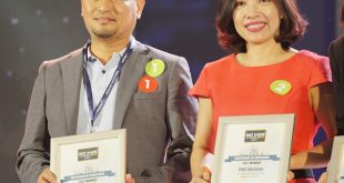 Ông Nguyễn An Di, Giám đốc nhân sự (trái), đại diện Vietjet nhận kỷ niệm chương tôn vinh “Top 100 Nơi Làm Việc Tốt Nhất Việt Nam 2017”.