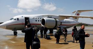 Hành khách chuẩn bị lên chuyến bay của hãng hàng không Triều Tiên Air Koryo vào tháng 4-2017