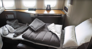 Bộ ga gối, chăn, quần áo ngủ cùng dép đi trong nhà của khoang hạng nhất.