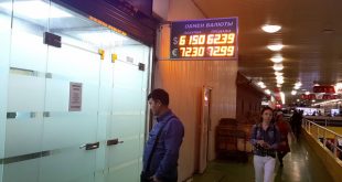 Bên ngoài một kiốt đổi tiền ở chợ -