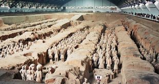 Lăng mộ của Tần Thủy Hoàng nằm ở chân núi Ly Sơn, thành phố Tây An, tỉnh Thiểm Tây, Trung Quốc.