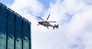 Cận cảnh chiếc trực thăng chuẩn bị đáp xuống tòa nhà Times Square