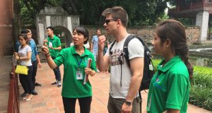 Đội tình nguyện Hỗ trợ du lịch Thăng Long - Hà Nội giới thiệu cho du khách quốc tế về lịch sử Giếng Thiên Quang nằm trong Khuê Văn Các.