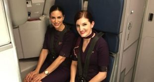 Melissa và Sarah phục vụ trong khoang hạng nhất trên chuyến bay.