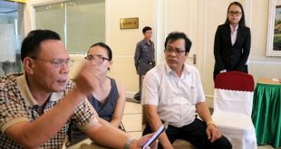 Ông Nguyễn Công Thành (trái ảnh) phản ánh vụ việc trong một lần gặp đại diện Vietravel.