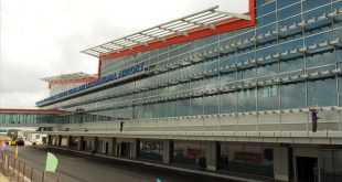 Mặt chính nhà ga Sân bay Vân Đồn có công suất đón khách 2,5 triệu lượt người/ năm đang được các công nhân làm công tác vệ sinh công nghiệp.