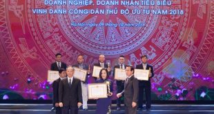 Bà Lê Thị Hà Thanh - Chủ tịch Hội đồng Quản trị VNI đón nhận CUP Thăng Long từ đại diện ban lãnh đạo UBND TP. Hà Nội