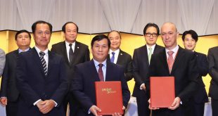 Ông Đinh Việt Phương, Phó tổng giám đốc Vietjet (hàng đầu, giữa) trao đổi văn kiện thoả thuận tài trợ vốn phát triển đội tàu bay với các đối tác Nhật Bản